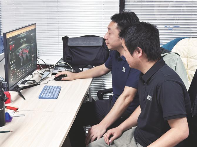 广西塔易信息技术的技术人员进行安全态势监测